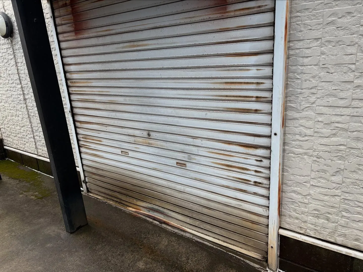 鹿児島市で倉庫のシャッターの交換工事を施工させていただきまし...
