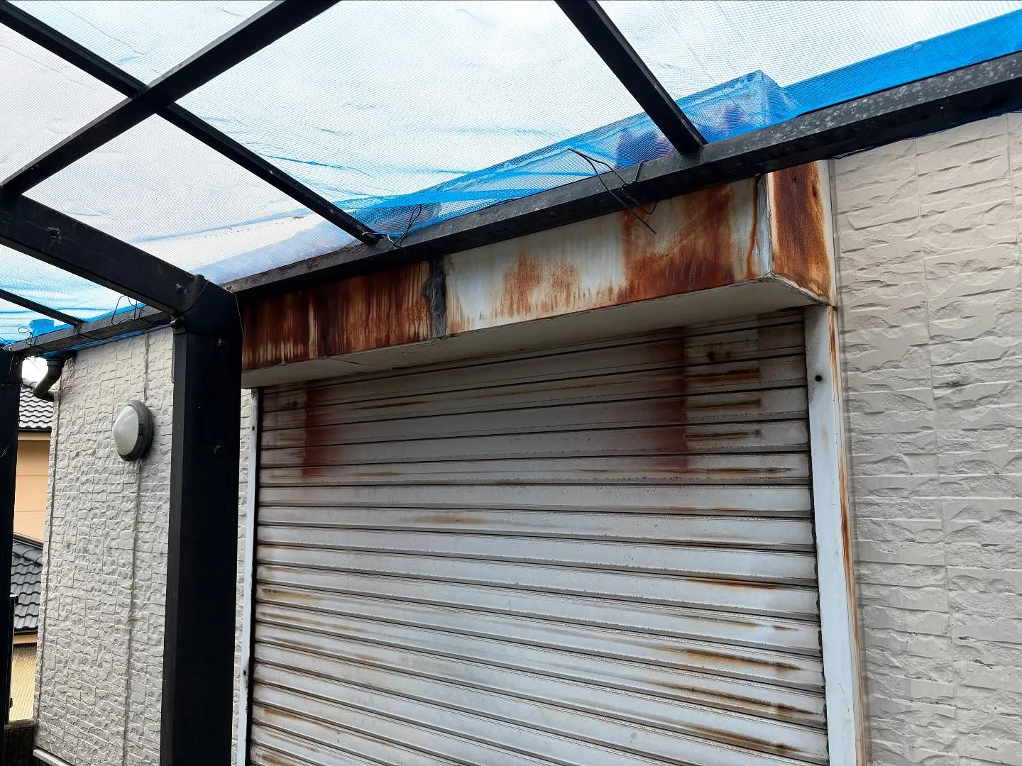 鹿児島市で倉庫のシャッターの交換工事を施工させていただきまし...