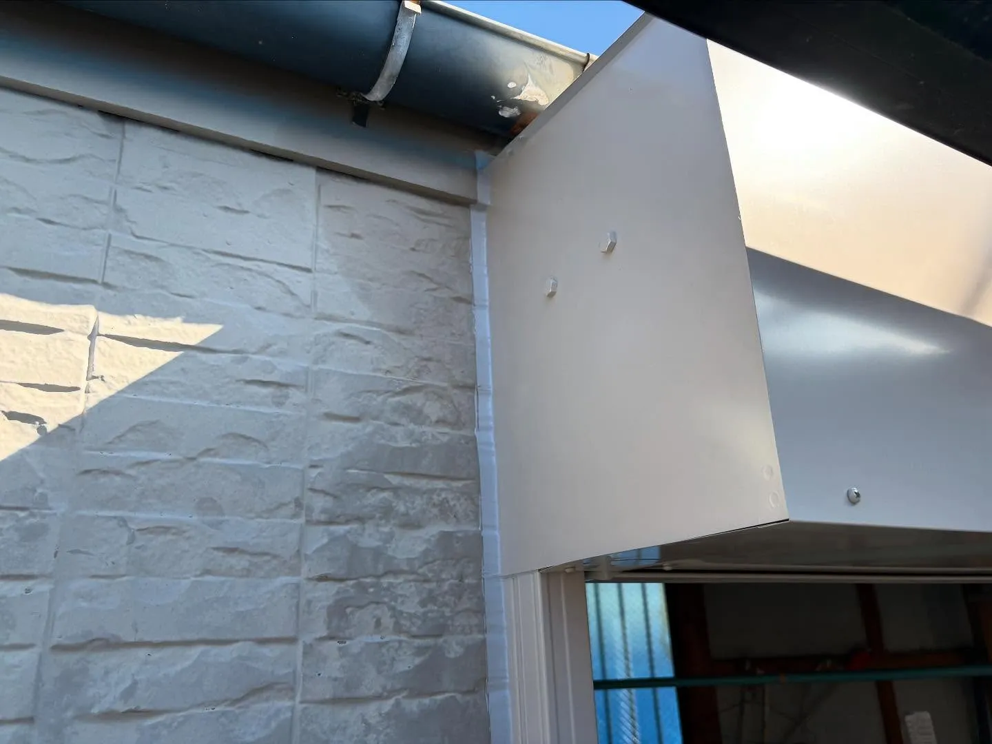 鹿児島市で倉庫のシャッターの交換工事を施工させていただきまし...