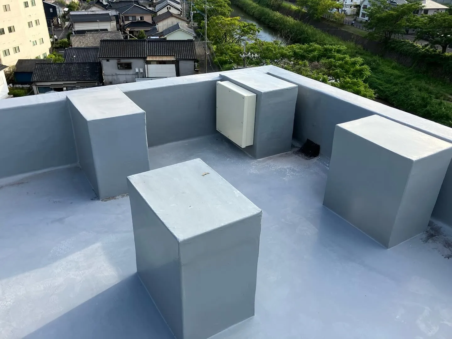 鹿児島市のマンション屋上に避雷針の設置工事をさせていただきま...