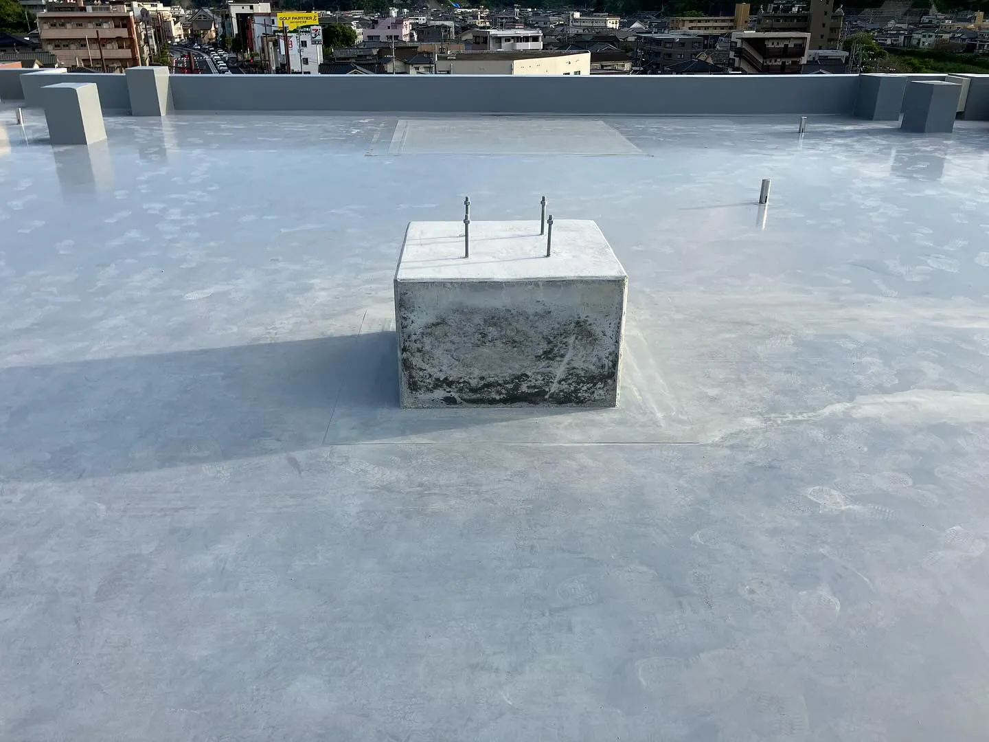 鹿児島市のマンション屋上に避雷針の設置工事をさせていただきま...