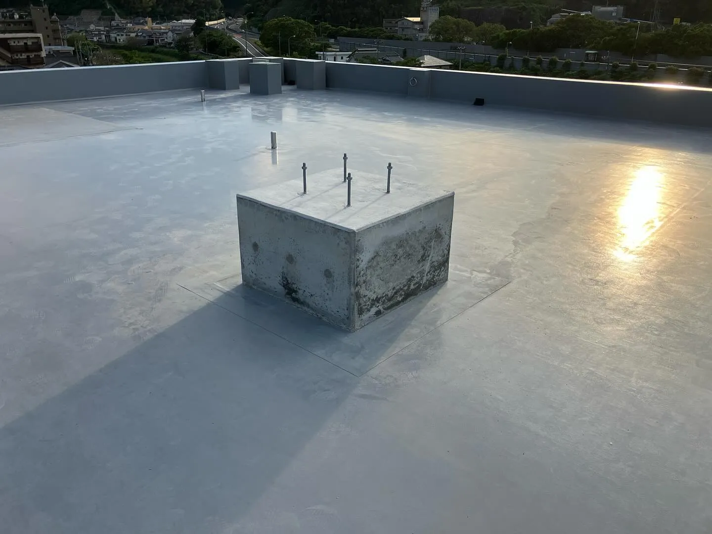 鹿児島市のマンション屋上に避雷針の設置工事をさせていただきま...