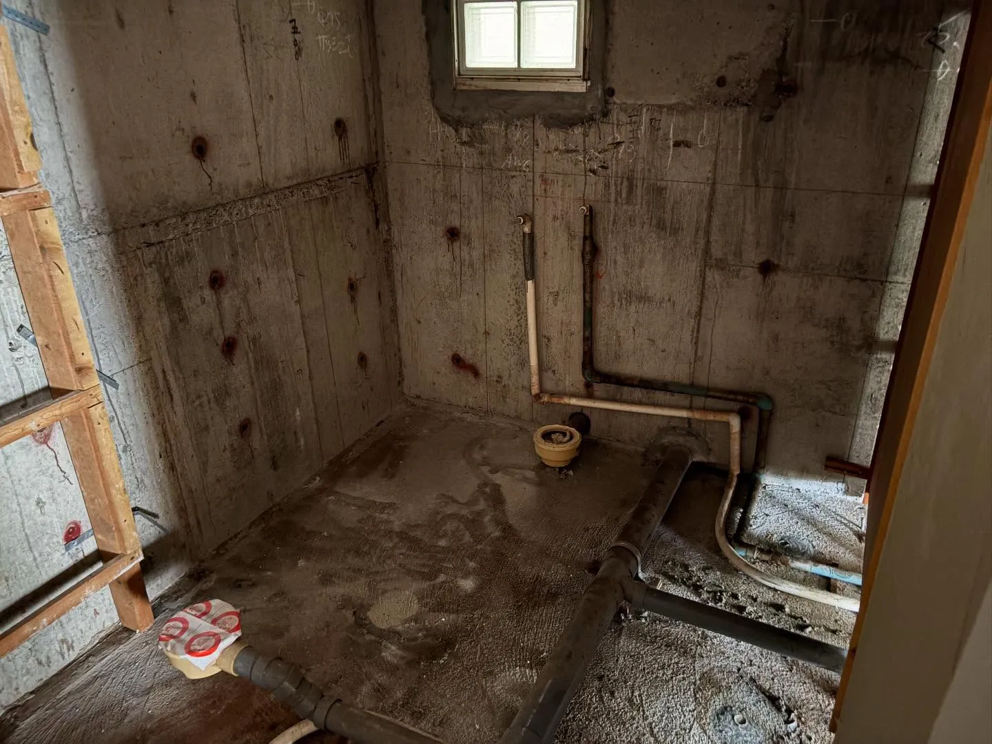 鹿児島市で先週からマンションの全面改装工事に入っています！