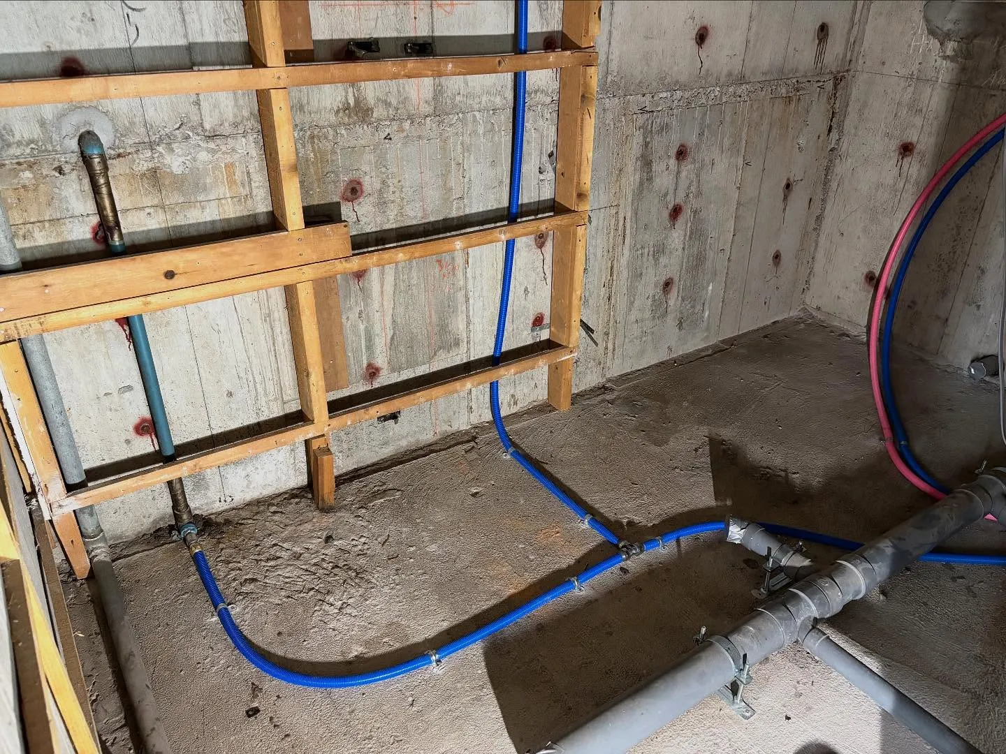 鹿児島市で先週からマンションの全面改装工事に入っています！