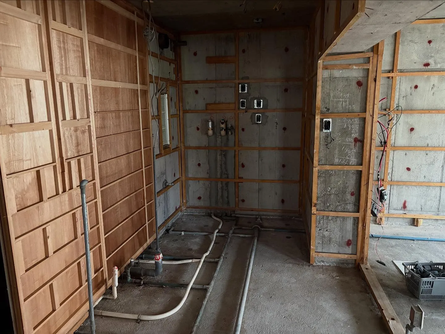 鹿児島市で先週からマンションの全面改装工事に入っています！