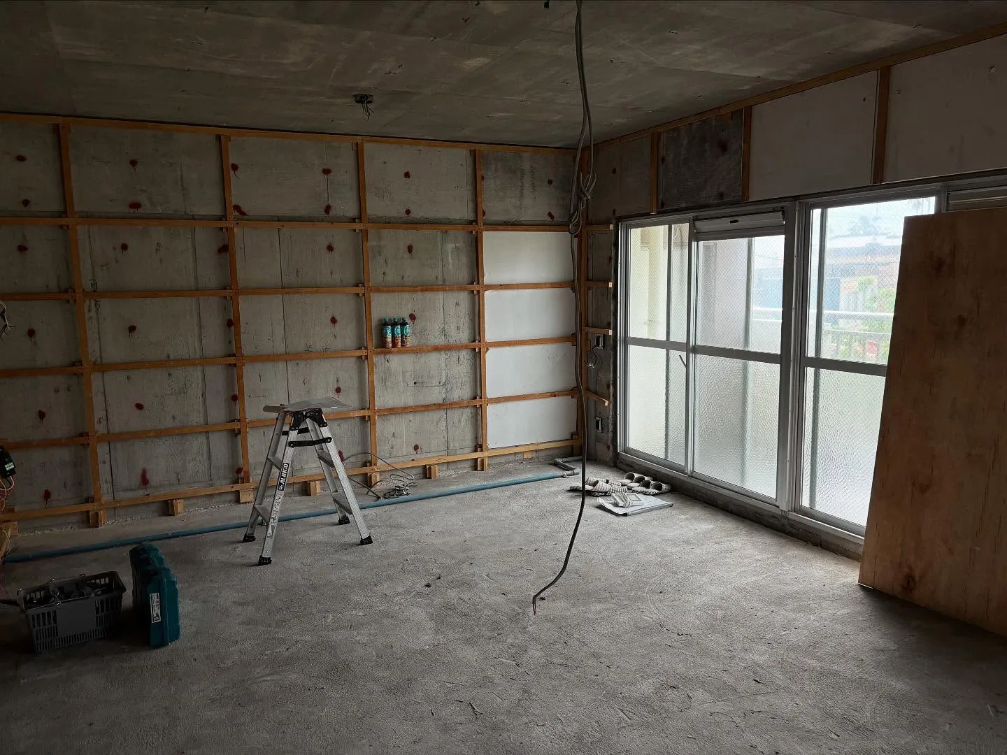 鹿児島市で先週からマンションの全面改装工事に入っています！