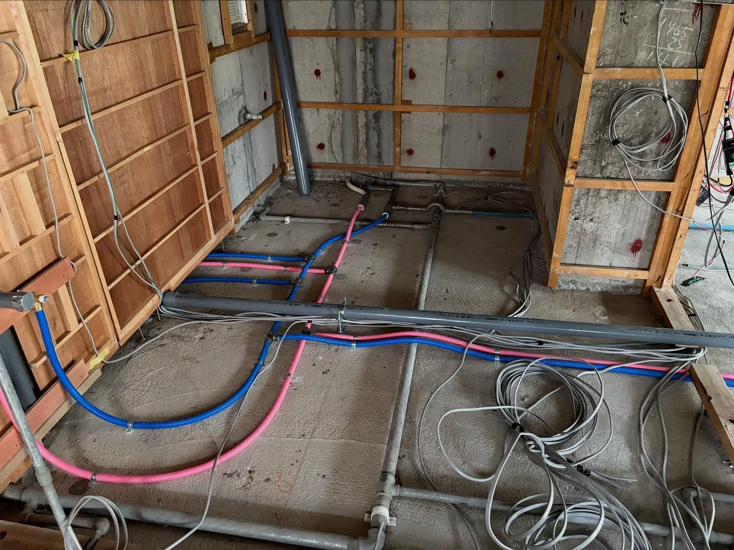 鹿児島市で先週からマンションの全面改装工事に入っています！