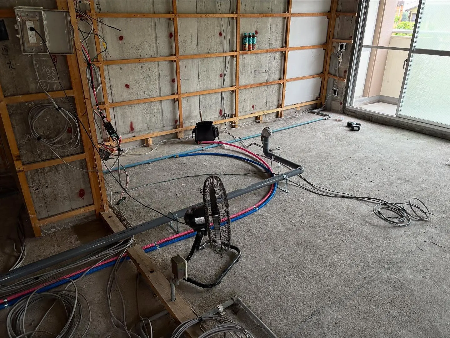 鹿児島市で先週からマンションの全面改装工事に入っています！