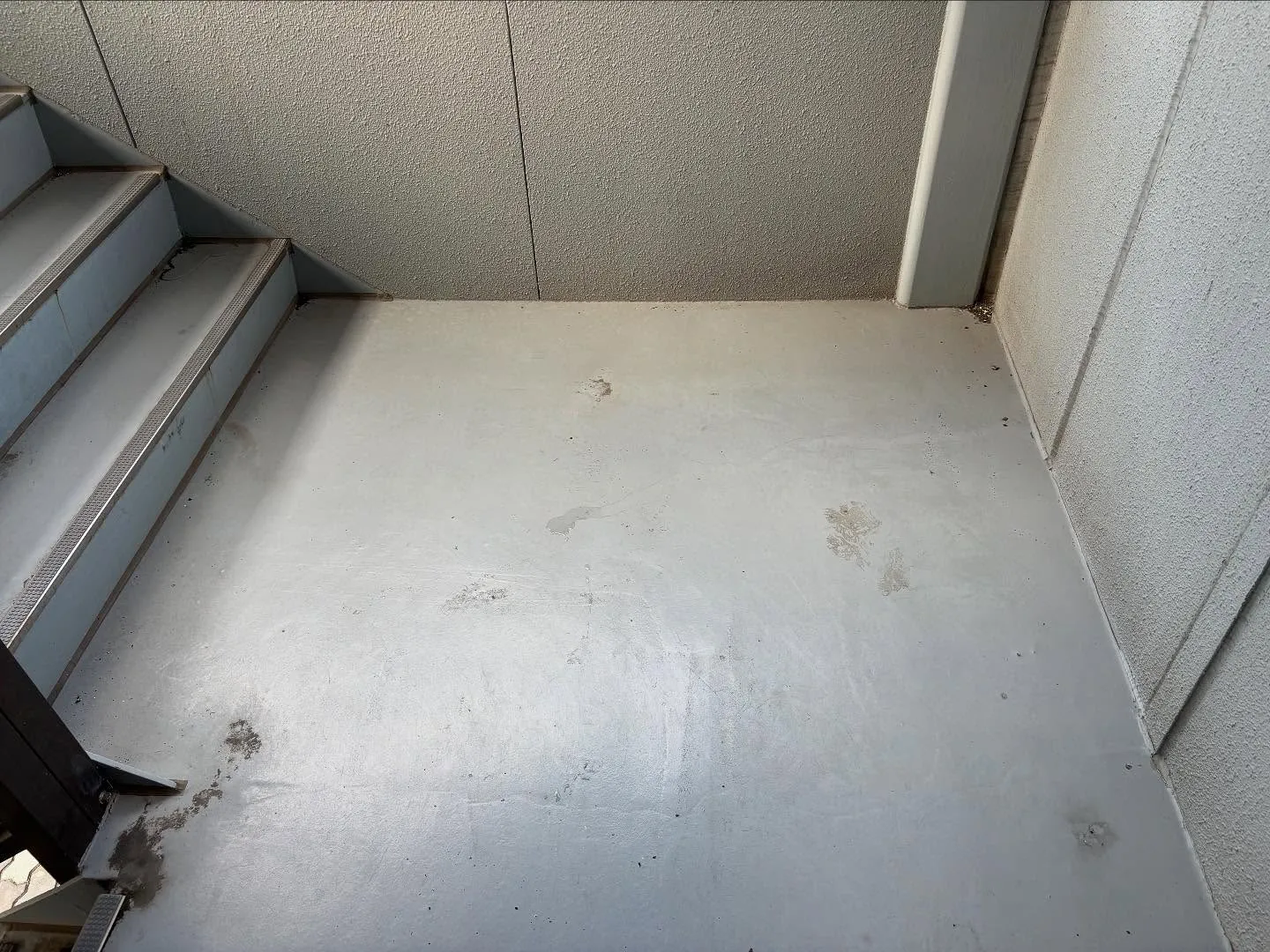 鹿児島市で賃貸マンションの通路のシート工事をさせていただきま...