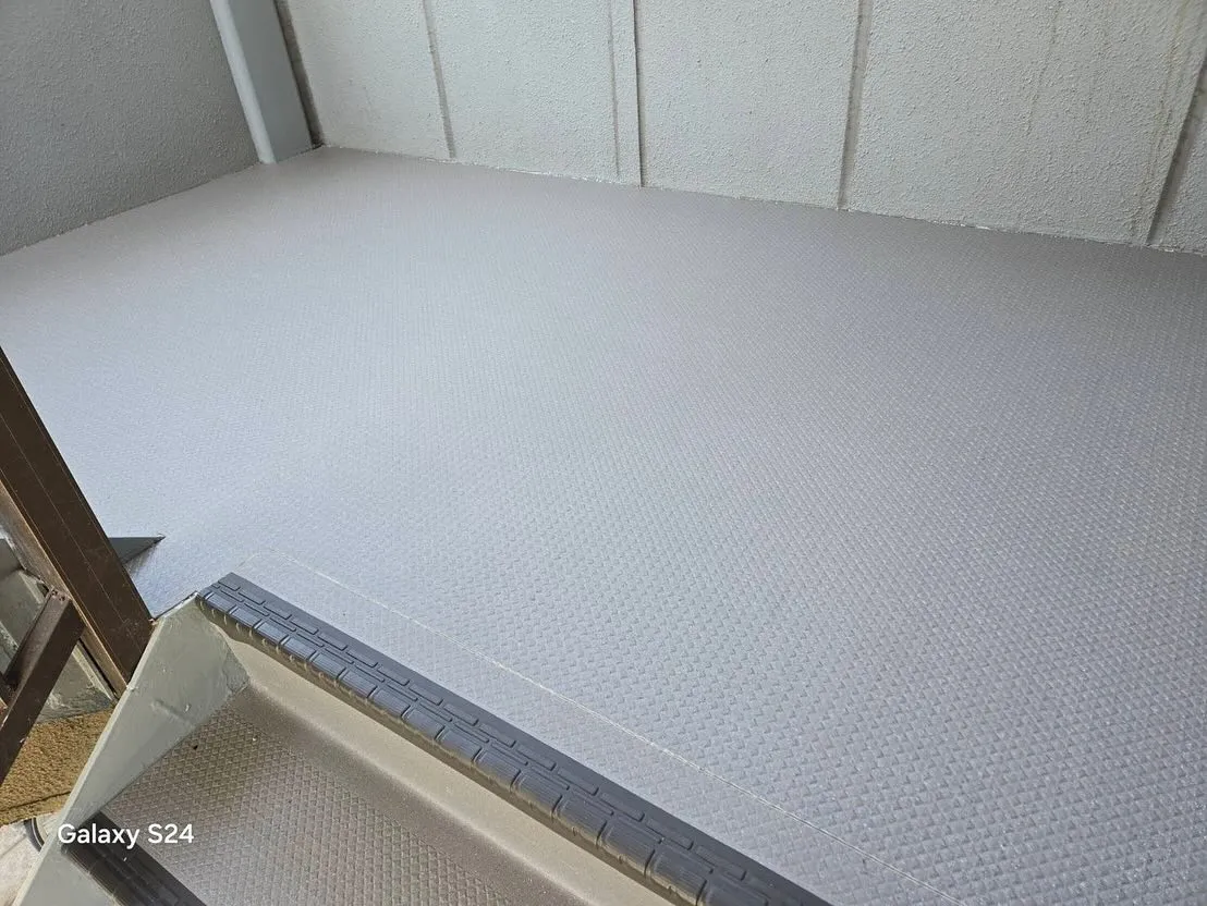 鹿児島市で賃貸マンションの通路のシート工事をさせていただきま...